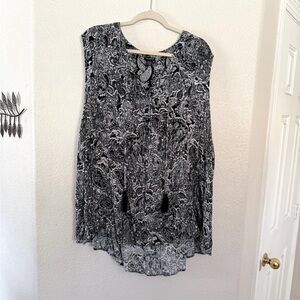 Torrid Black and White Paisley Women's Top Size 5(28)